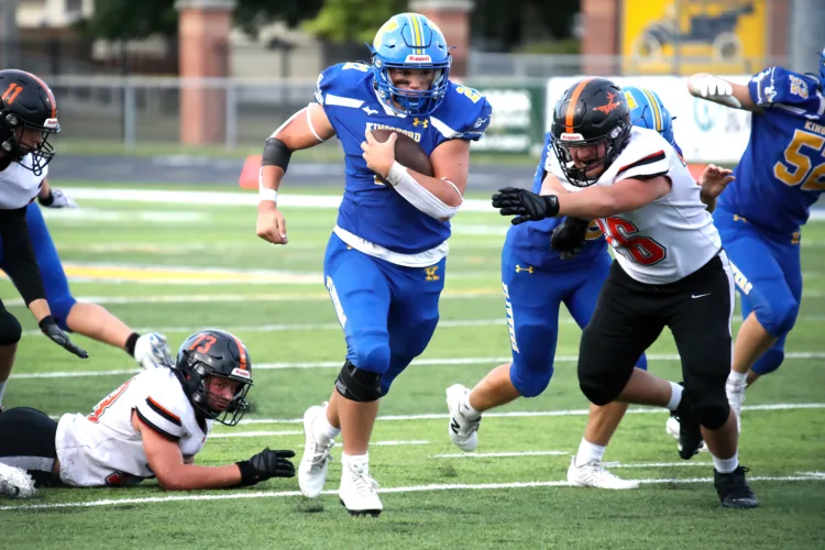 Flivvers roar past Houghton